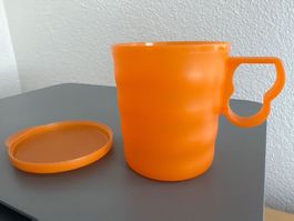 Orangene Tupperware Becher mit Deckel, ideal für Camping ...