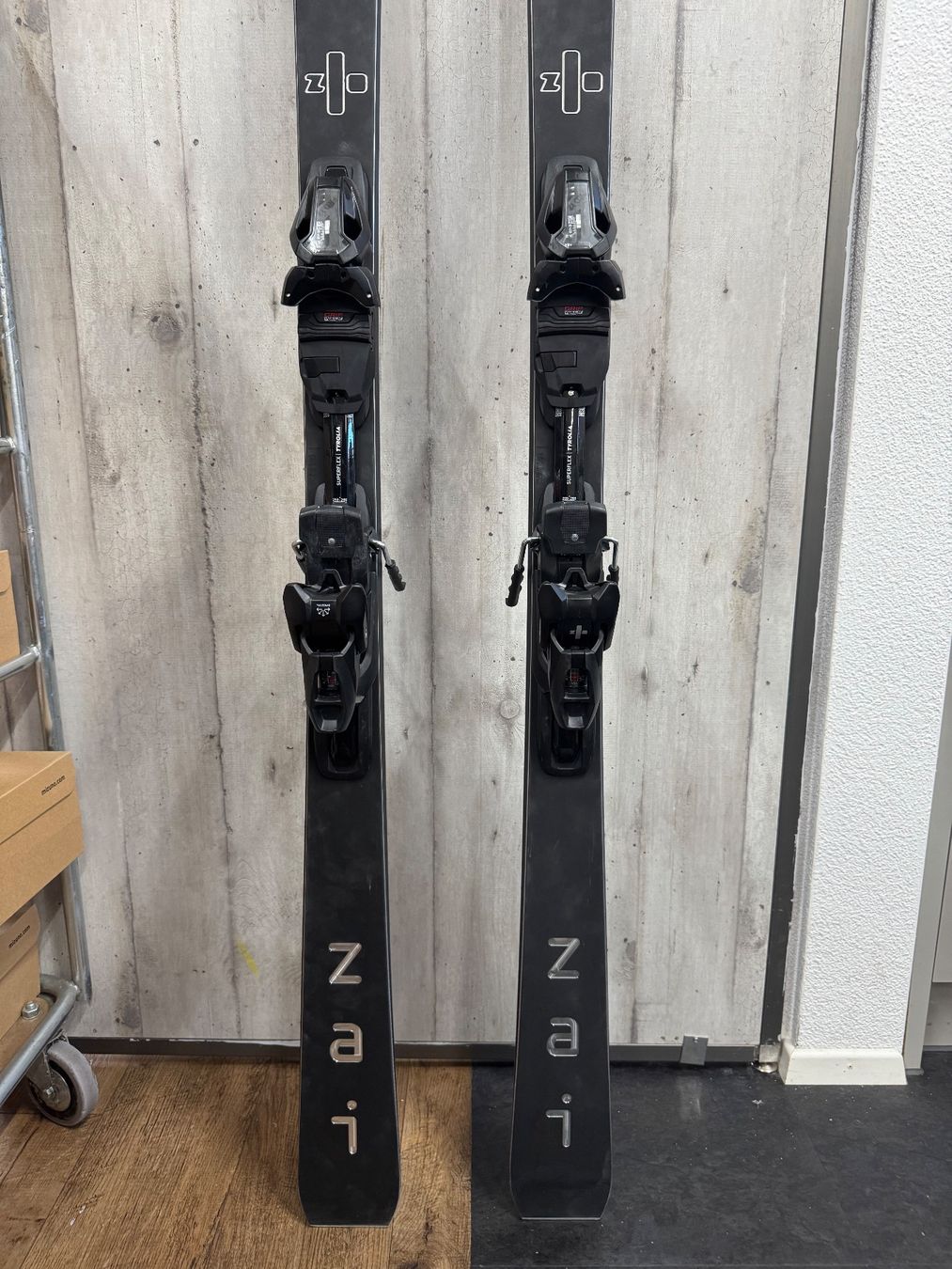 Zai Sci: ZAI Disruptor Black 181 cm inkl. Systembindung – Usato da Sursee venduto da rap_6ztg 2