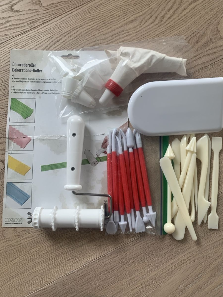Tutte le decorazioni: Cake Decorating Kit - Roller, Smoothing Tool and Piping Bags – Usato da Immensee venduto da Gitter