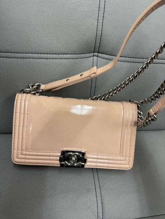 Chanel Boy Medium Tasche Beige Patentleder 