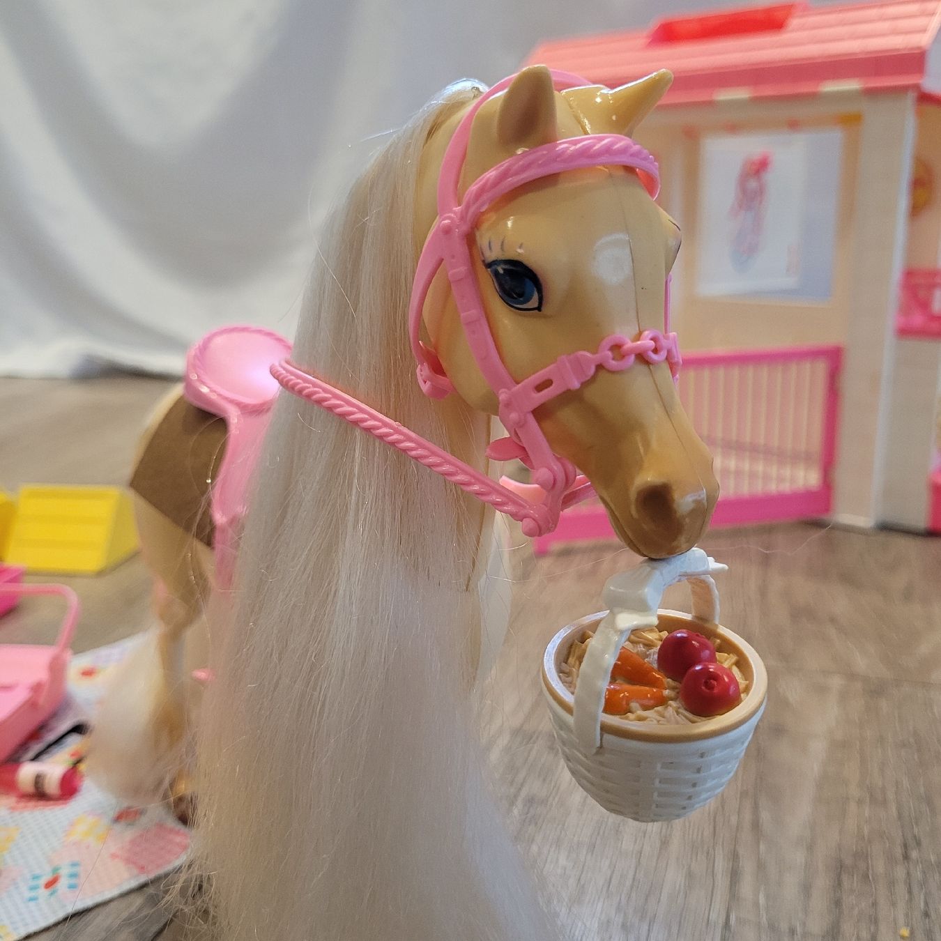 Giocattoli: Barbie Pferd Picknick, Stall Leckermäulchen Set – Usato da Niederbuchsiten venduto da klengyel 9