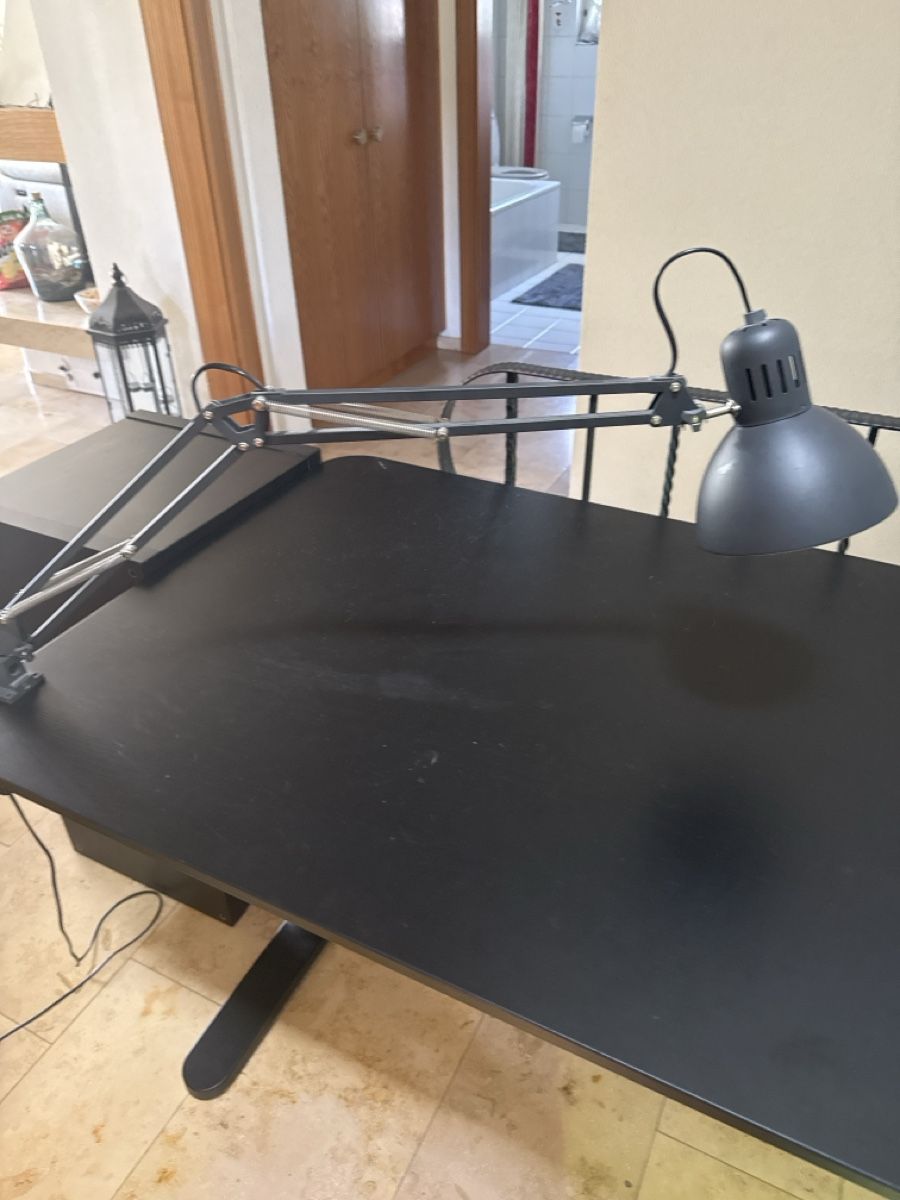 Ikea Scrivanie: Schreibtisch mit Lampe – Nuovo (secondo la descrizione) da Buchs AG venduto da JonDo 1