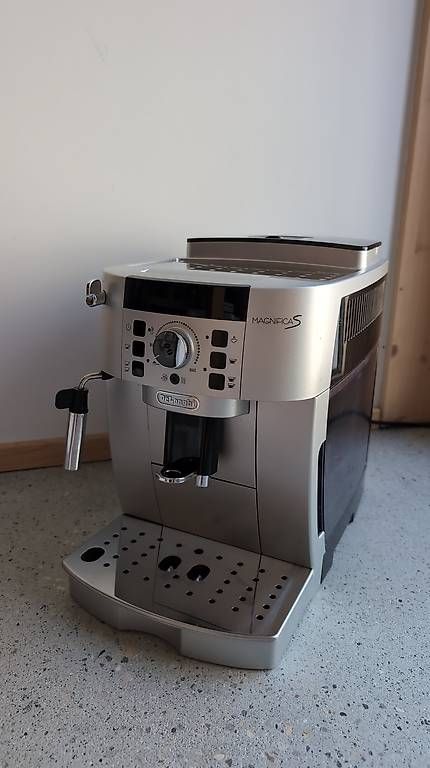 De'Longhi Kaffeemaschinen & Espressomaschinen: Machine à café automatique DeLonghi Magnifica S – Gebraucht aus Lausanne von pie_n2mq 2