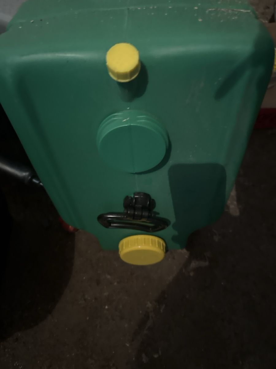 Tutti pezzi di ricambio auto: Diverse abwassertanks – Usato da Langnau i. E. venduto da Acrjl 2