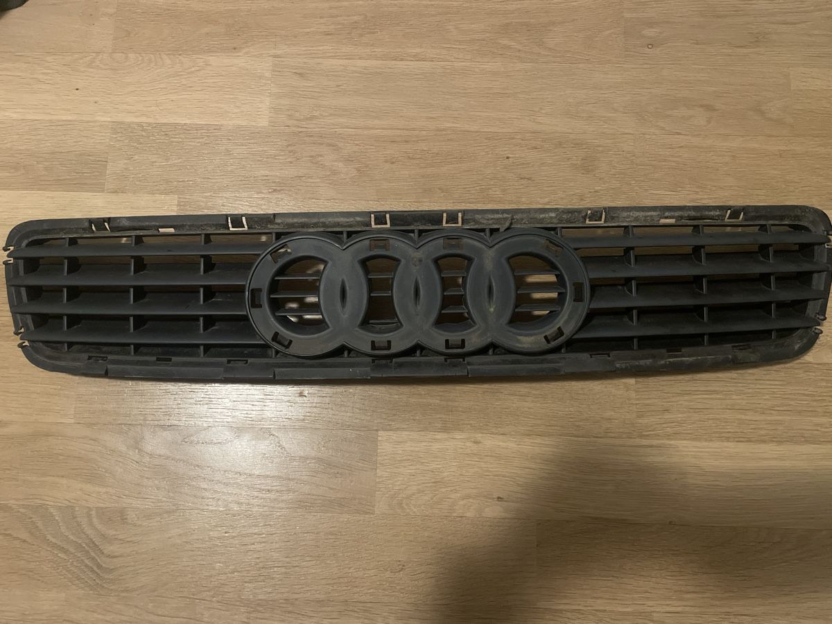 Audi Tutti pezzi di ricambio auto: Audi A4 B5 Kühlergrill – Usato da Dällikon venduto da Marcofloro