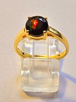 Goldring mit tiefrotem Edelstein