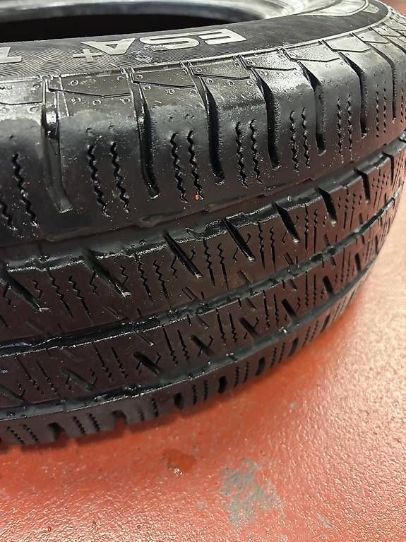 Pneus & Roues: Winterreifen 215/65R16C 2Stück – D'occasion à Muri b. Bern par UrbanMotors 2