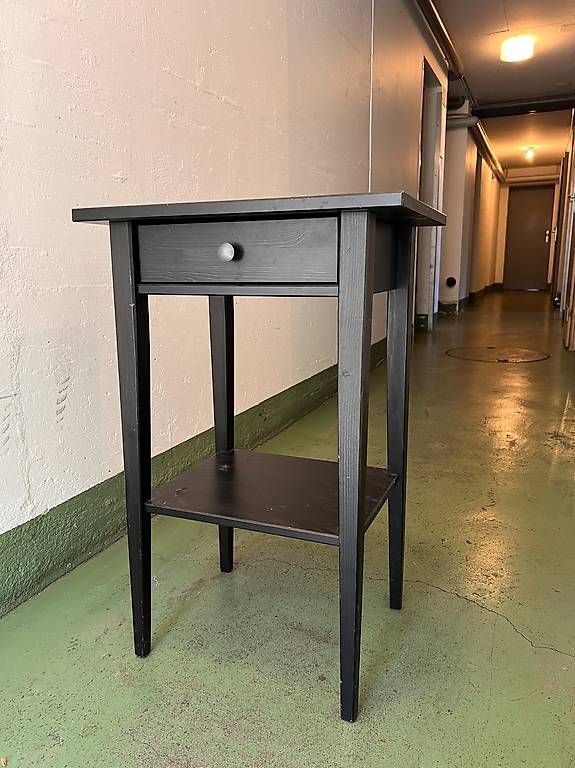 Nachttische: HEMNES Ikea Ablagetisch – Gebraucht aus Ittigen von Sanda-Panda