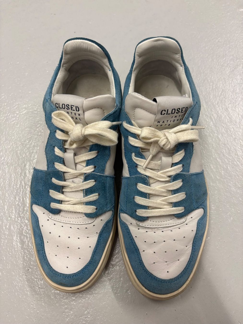 Closed Scarpe da donna: CLOSED Sneaker weiss/blau Leder/Wildleder Gr. 40 – Usato da Regensdorf venduto da secondchancefashion 1