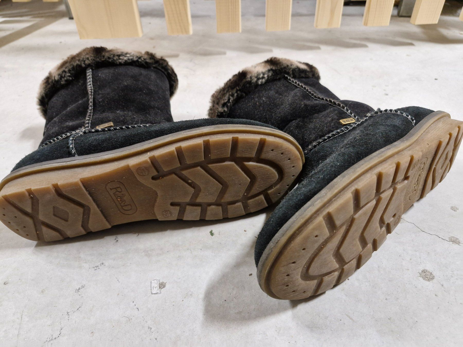 Scarpe da donna: Schuhe 38 Winterstiefel – Usato da Thusis venduto da Crapalv 2