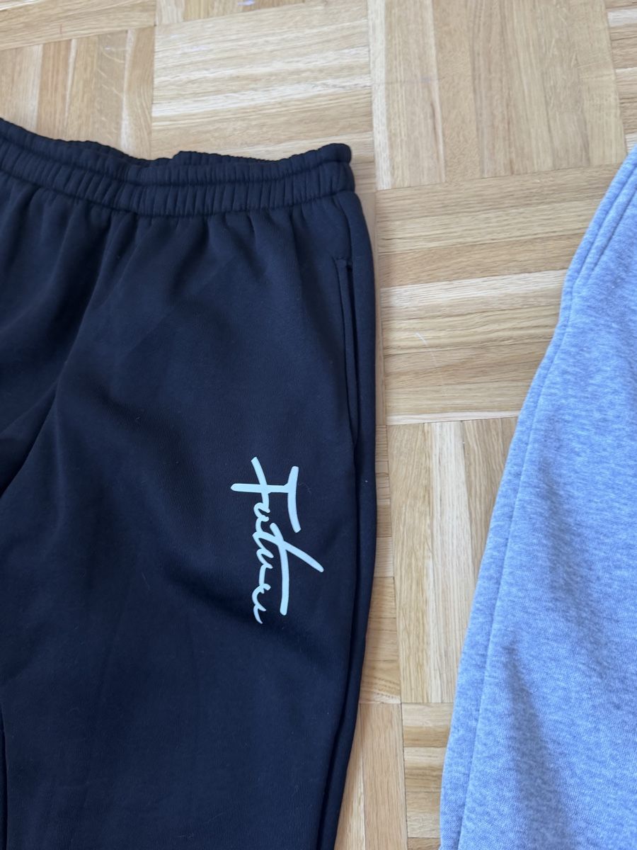 Lotti di vestiti: Pantalon de jogging Future lot neuf  – Nuovo (secondo la descrizione) da La Chaux-de-Fonds venduto da Sabinchenn 1