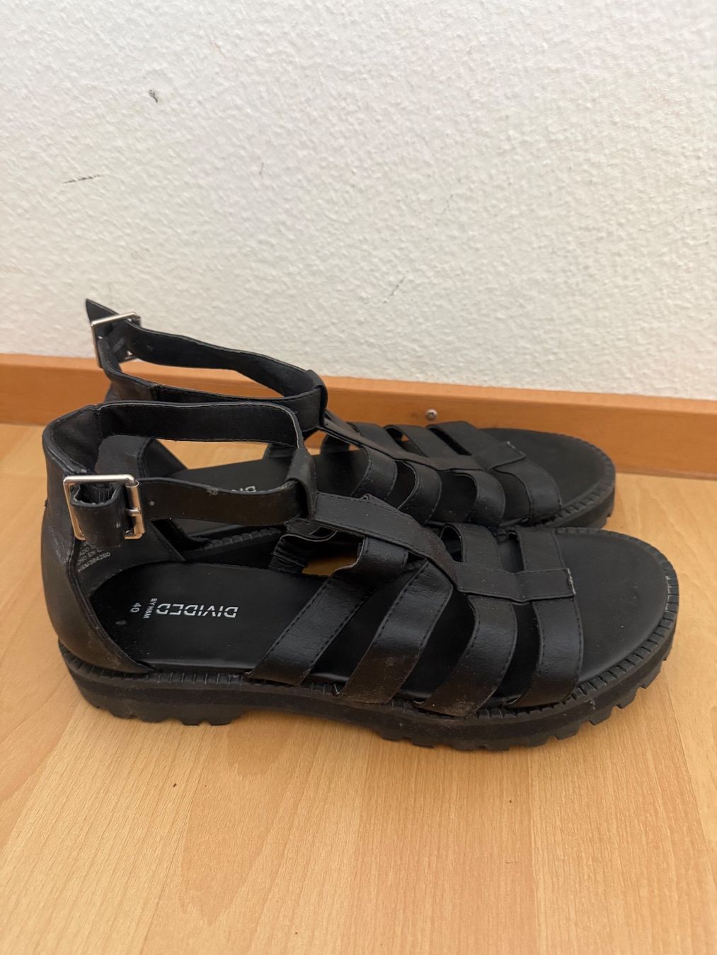 H&M Scarpe da donna: Schwarze Sandalen Gr. 40 von Divided H&M – Nuovo (secondo la descrizione) da Zürich venduto da Herbion1 1