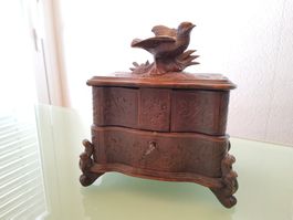 Magnifique coffret à bijoux ancien en bois sculpté Brienz