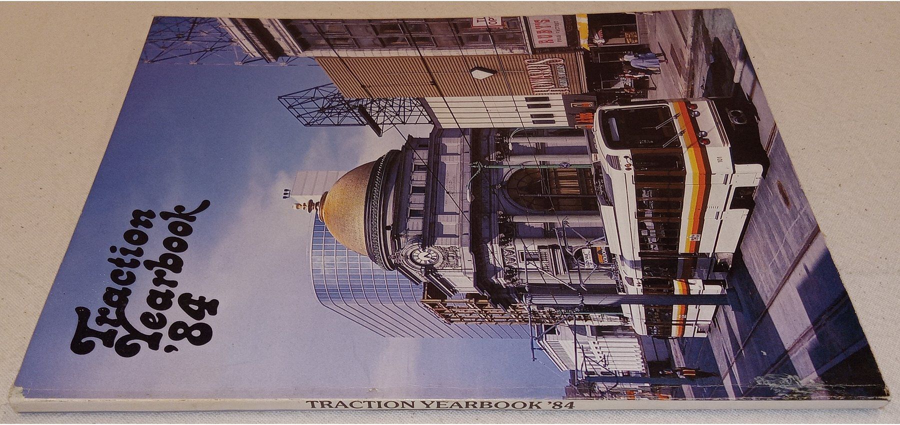 Libri: 0-9610414--3-9 TRACTION YEARBOOK '84 – Usato da Hätzingen venduto da memory-lane