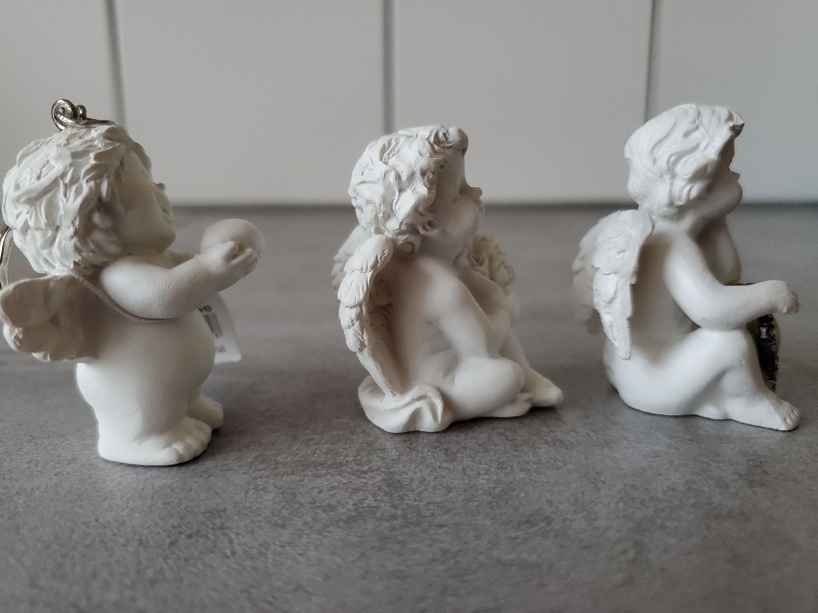 Migros Tutte le decorazioni: 3 Engel Dekofiguren Weiss neuwertig. Polyresin – Nuovo e nell'imballaggio originale da Wetzikon ZH venduto da Wetzicardo25 2