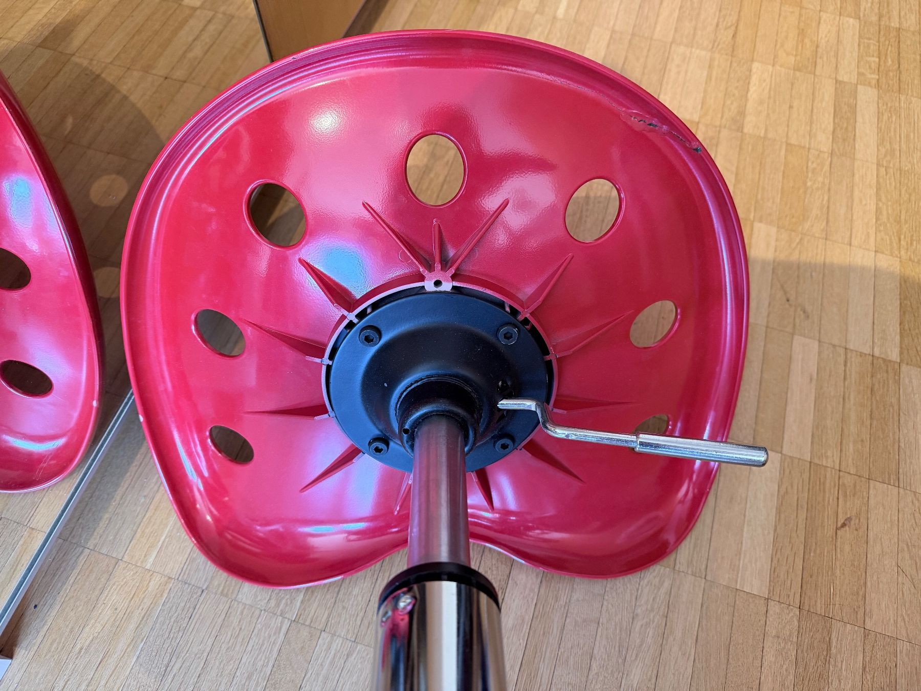 Sgabelli: Roter Hocker im Traktor Design - höhenverstellbar – Usato da Baden venduto da JellyMonster 6