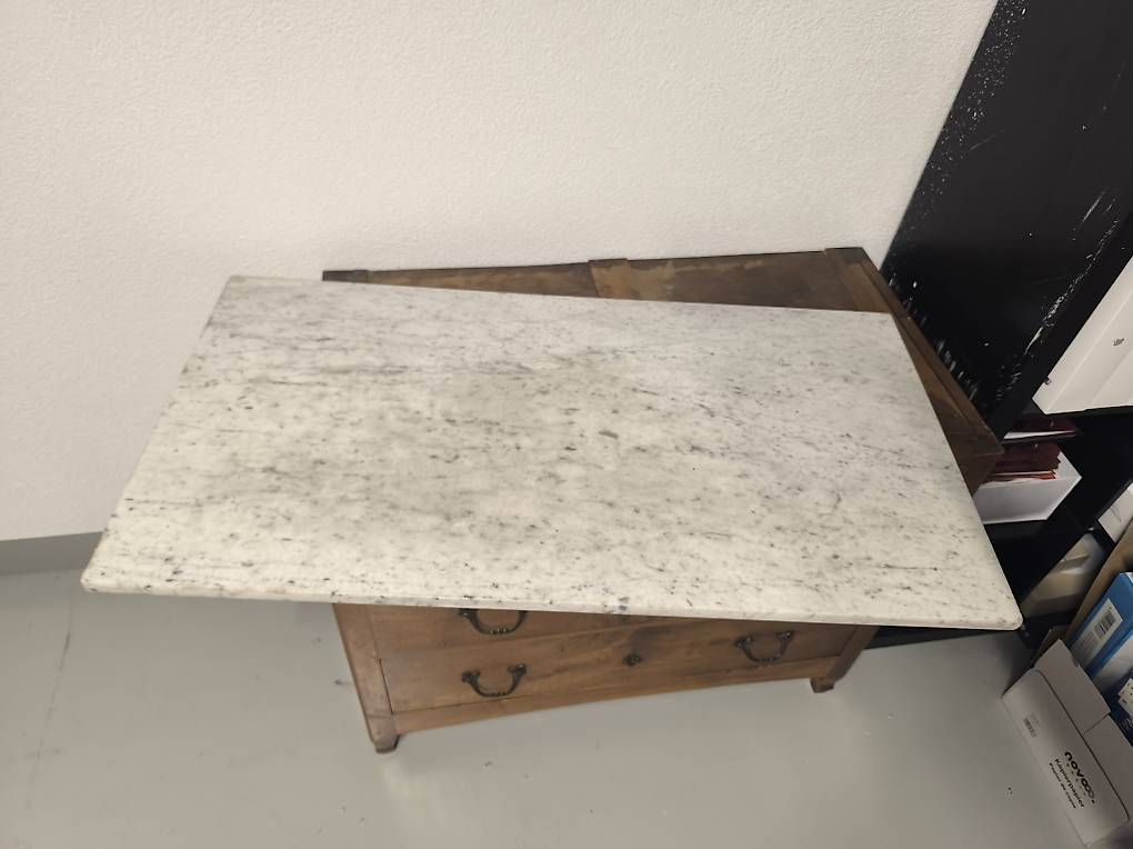 Cassettiere: Commode avec plateau marbre – Usato da Lausanne venduto da mikee
