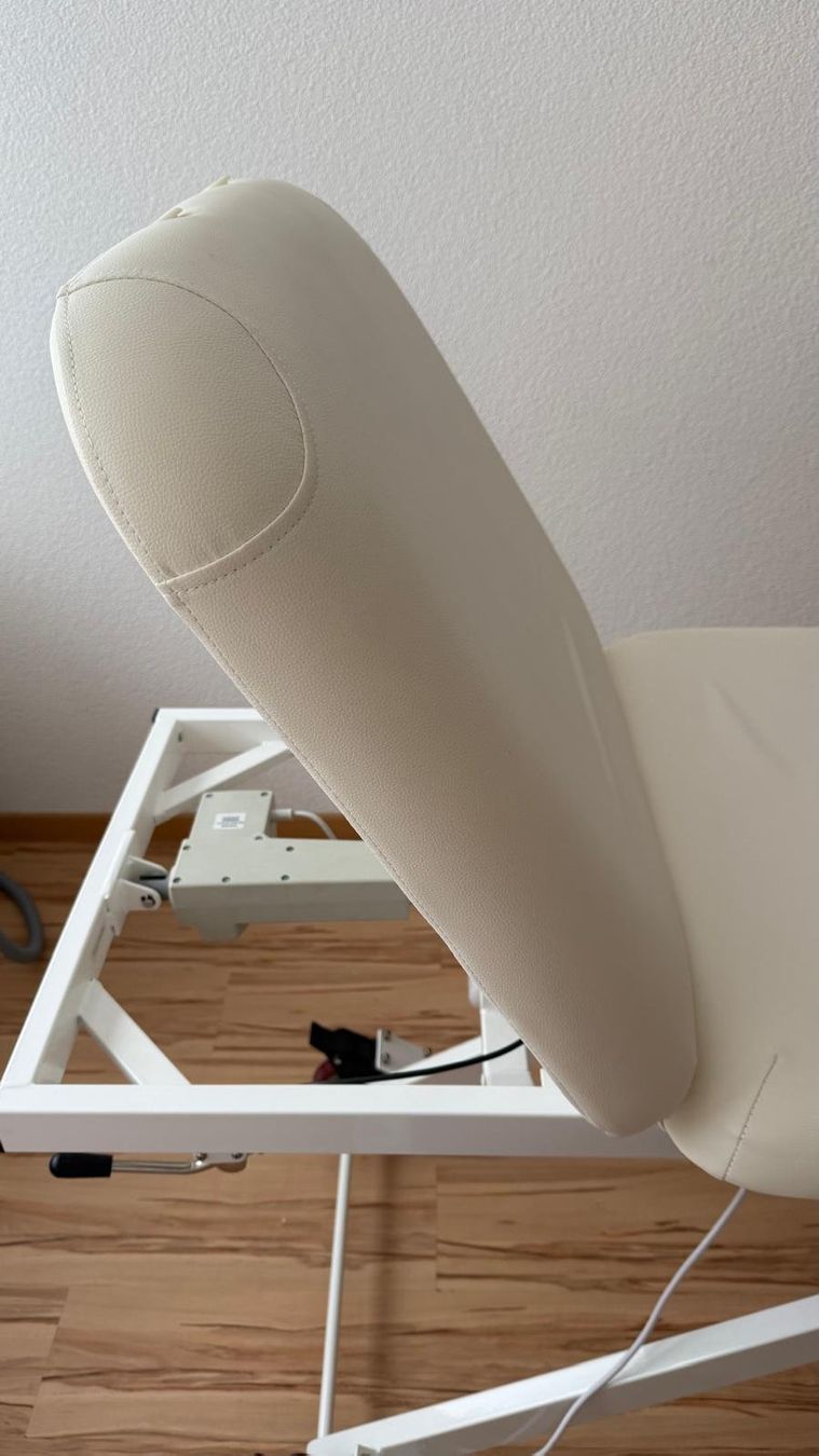 Altro per la cura del corpo: Table de massage/esthétique électrique réglable en hauteu... – Usato da St-imier venduto da chr_7zhj 1