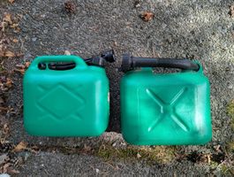 2 Kanister je 5 Liter grün inkl. Einfüllstutzen gebraucht