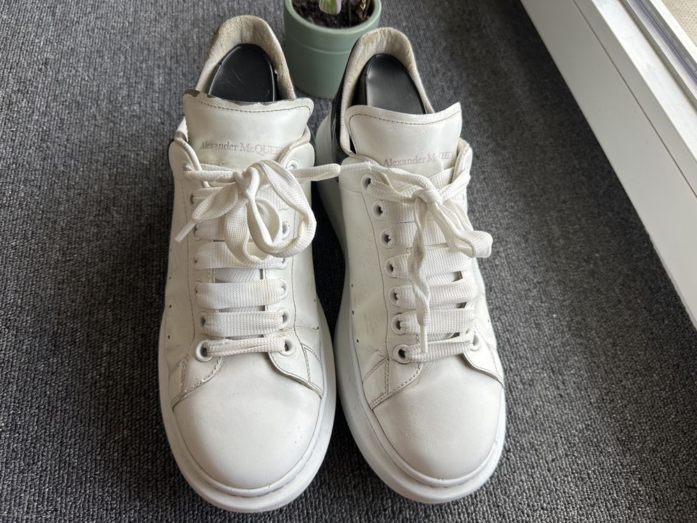 Alexander Mcqueen Chaussures hommes: Alexander Mcqueen homme taille 42.5 blanc – D'occasion à Bulle par LeMoleson 1