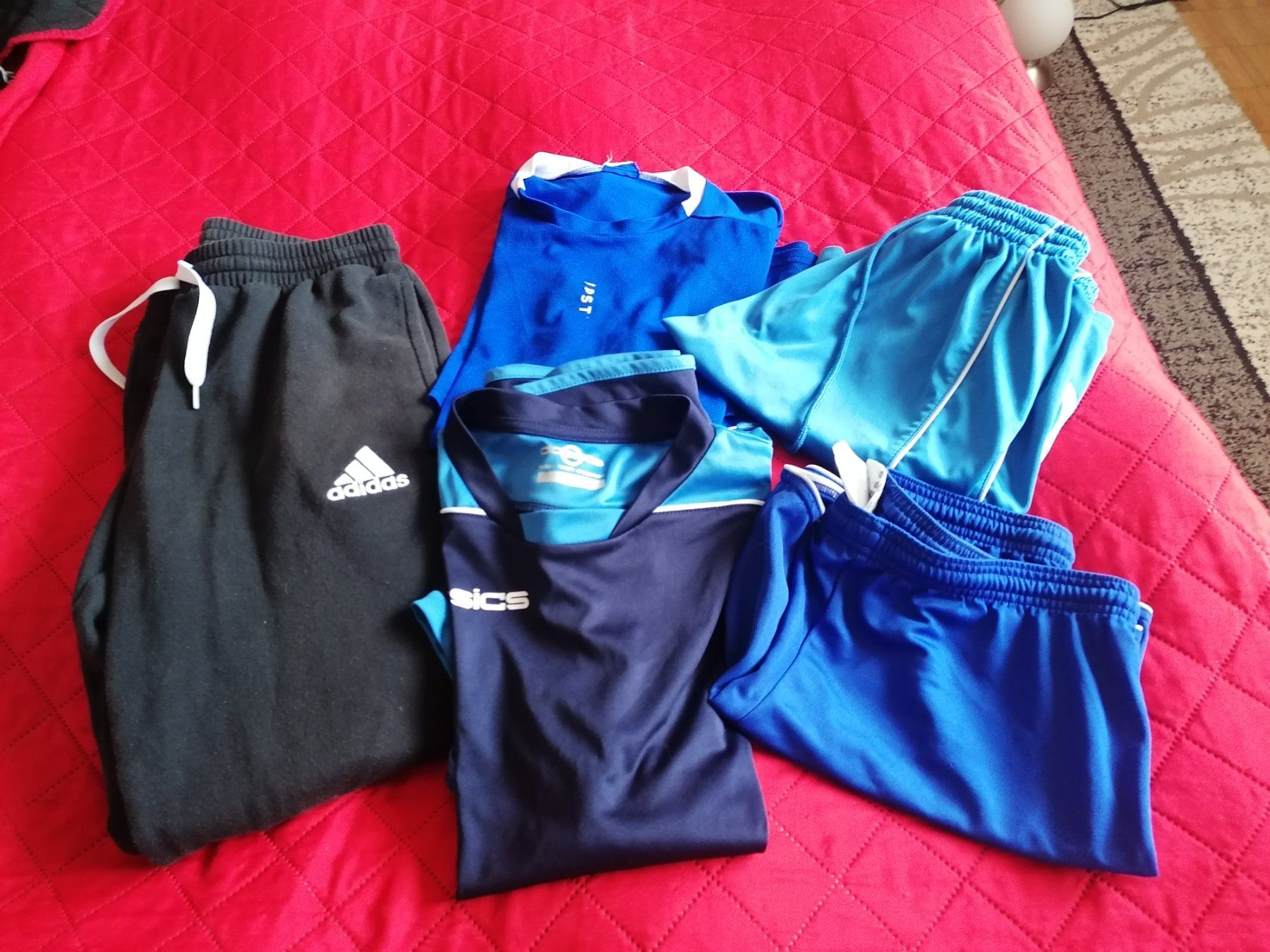 Lots de vêtements: Sportbekleidung Grösse S – D'occasion à Bassersdorf par maga1g
