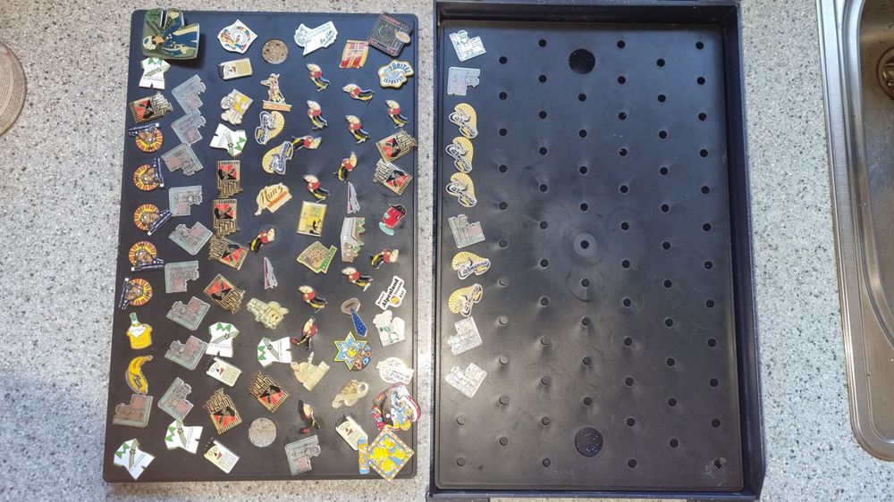 Lot de pin's - env. 200 pièces + 2 boîtes de rangement | Kaufen auf