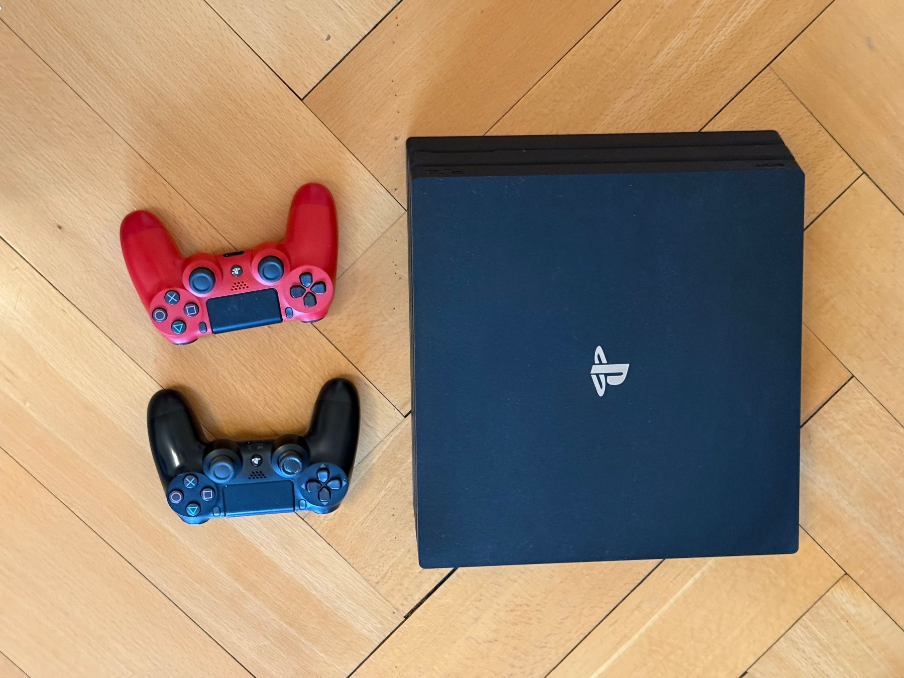 Sony Consoles: PS4 Pro + zwei Controller – D'occasion à St. Gallen par dr__h5j6