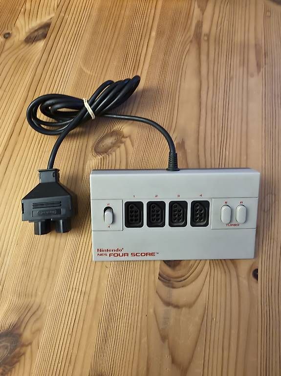 Controller: NES 4-fach Controller-port – Usato da Schaffhausen venduto da JG1234