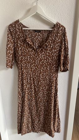 Braunes Kleid mit Punkten