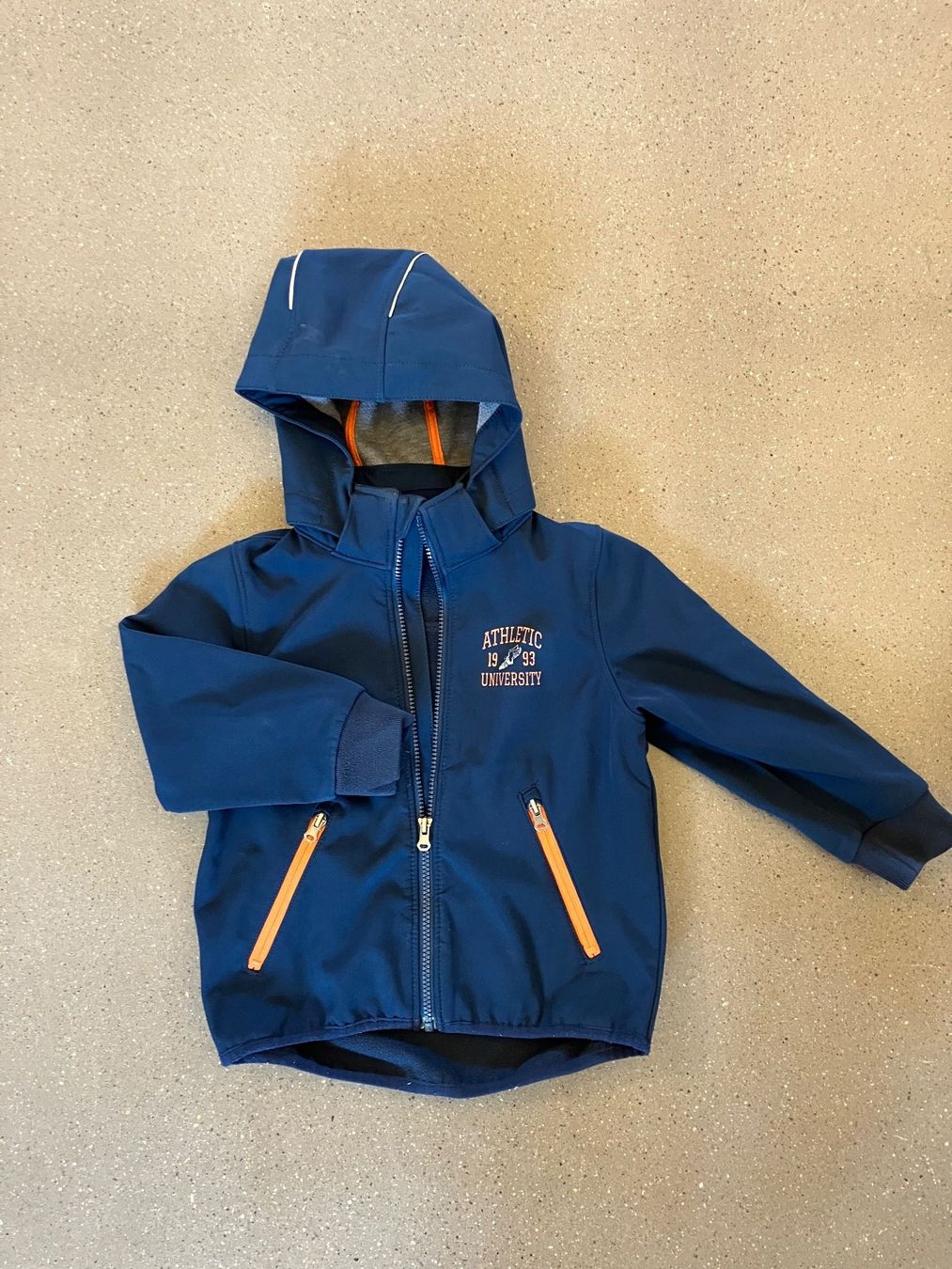 H&M Vestes & Manteaux: Softshelljacke Athletic University (Grösse 110) – D'occasion à Unterstammheim par bbollinger