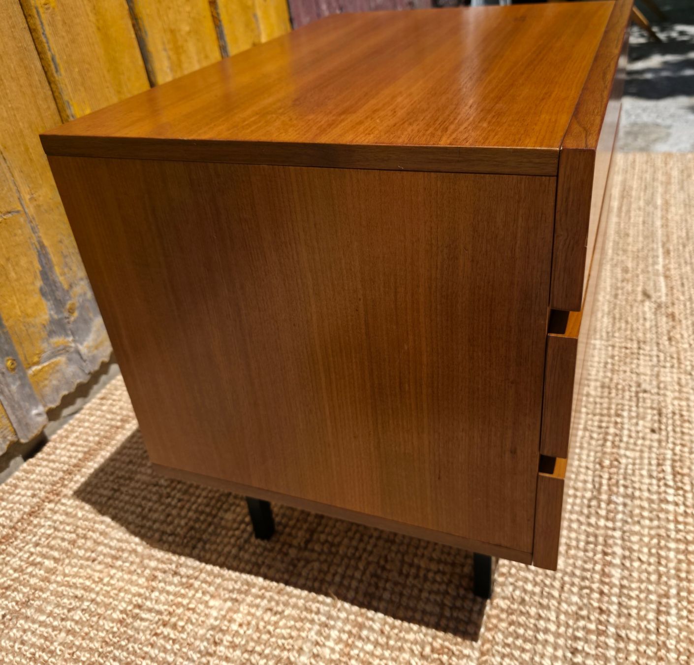 Cassettiere: Mid Century  Minimalist Sideboard Nussbaum – Usato da Haslen AI venduto da Vintagelix 2