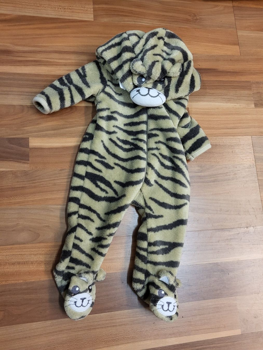 Completi: Strampelanzug Tiger gr 56 K39 – Usato da Schwarzenburg venduto da Flamingo07