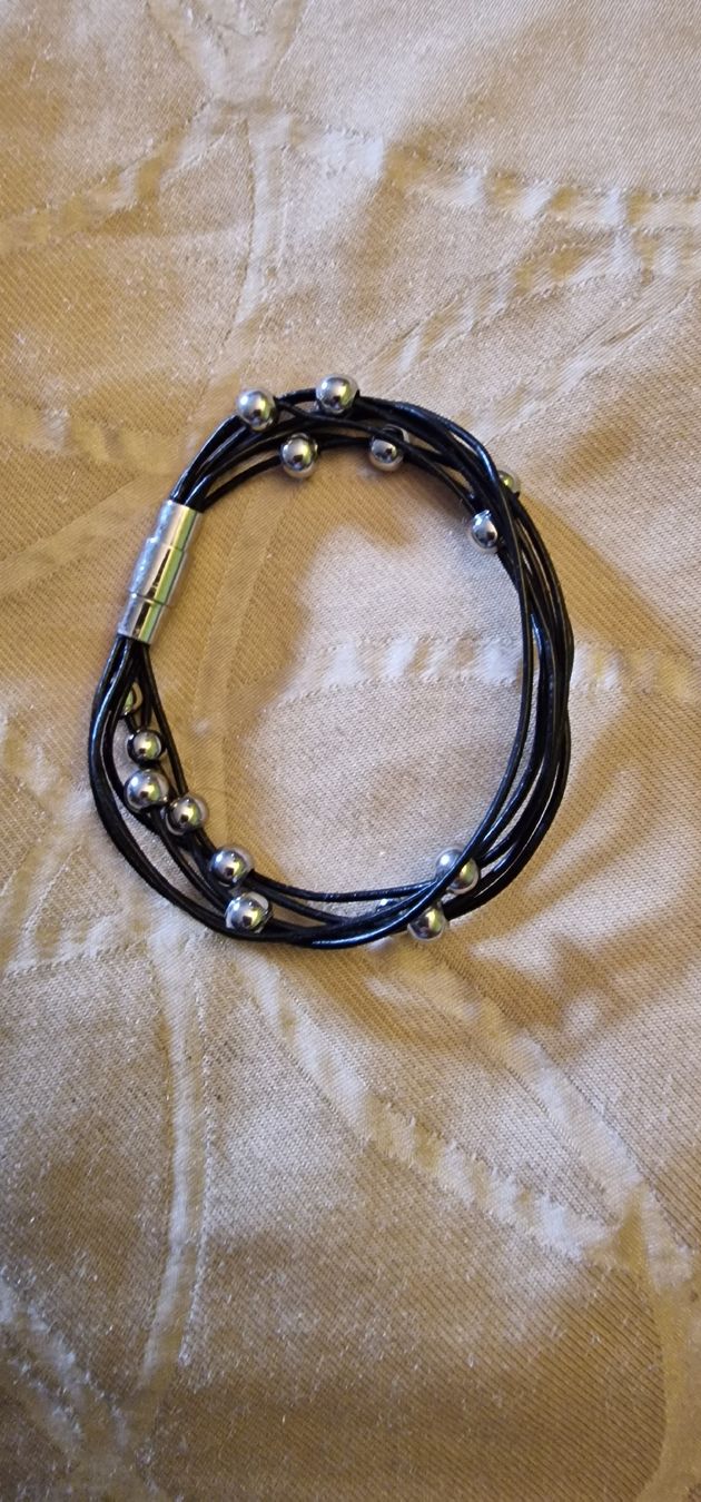 Armbänder & -reifen: Armband schwarz mit Kugeln – Gebraucht aus Stäfa von Whoopee