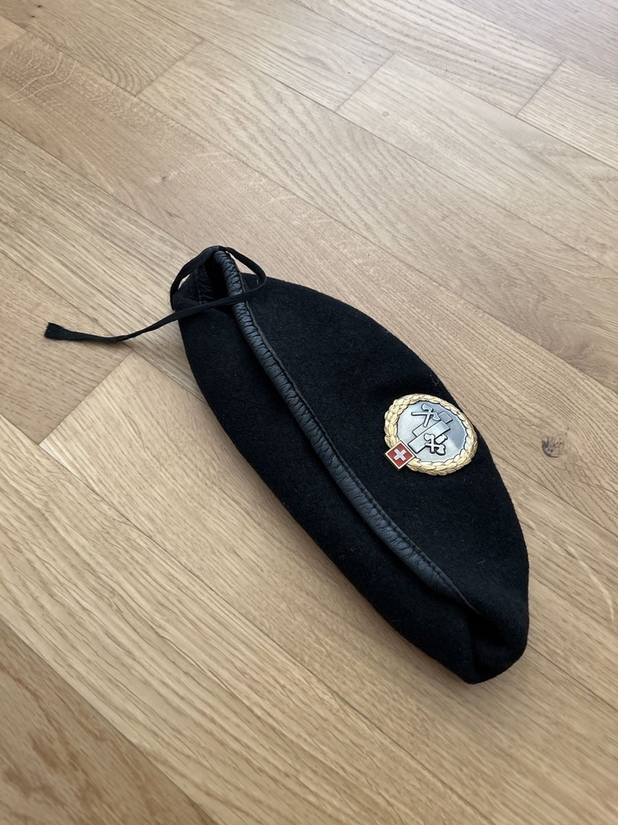 Schweizer Armee Uniformi: Béret schwarz mit Emblem Gold – Usato da Bussnang venduto da Otter_4