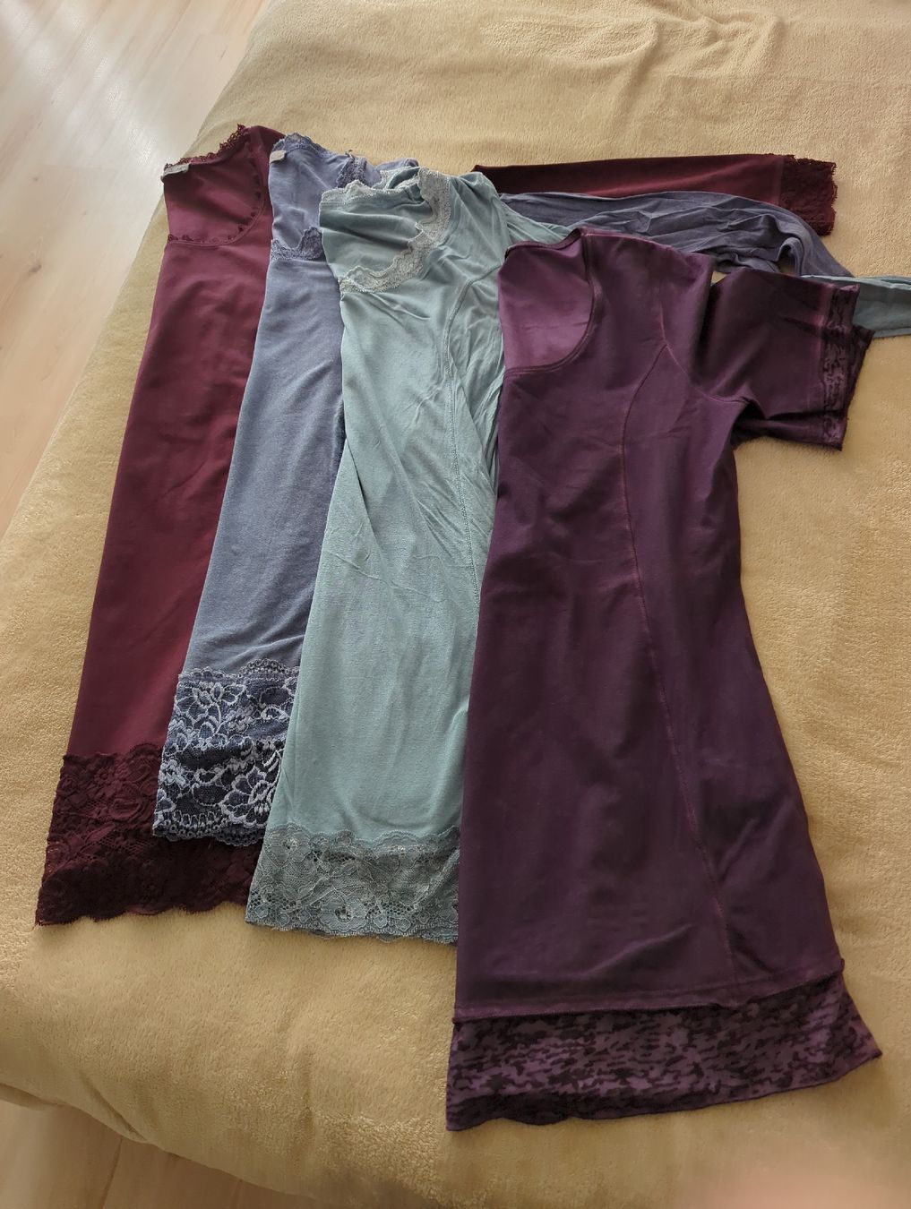 Lotti di vestiti: 4er Set Langarm mit Spitze, Gr. 40/42, bequem & elegant – Usato da Einsiedeln venduto da katschar