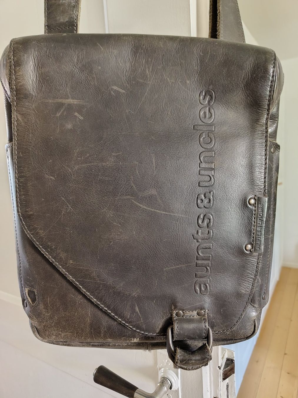 Aunts & Uncles Borse: Ledertasche von aunts and uncles – Usato da Basel venduto da ste_g9bv 1