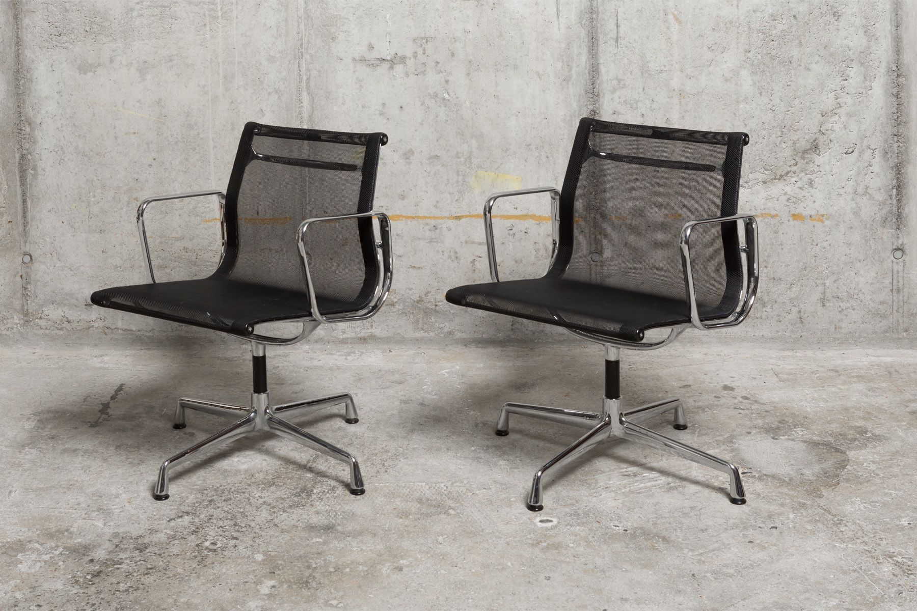 Vitra Chaises: Zwei drehbare Eames Stühle EA 108 von Vitra – D'occasion à Bern par sales_et