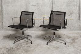 Zwei drehbare Eames Stühle EA 108 von Vitra