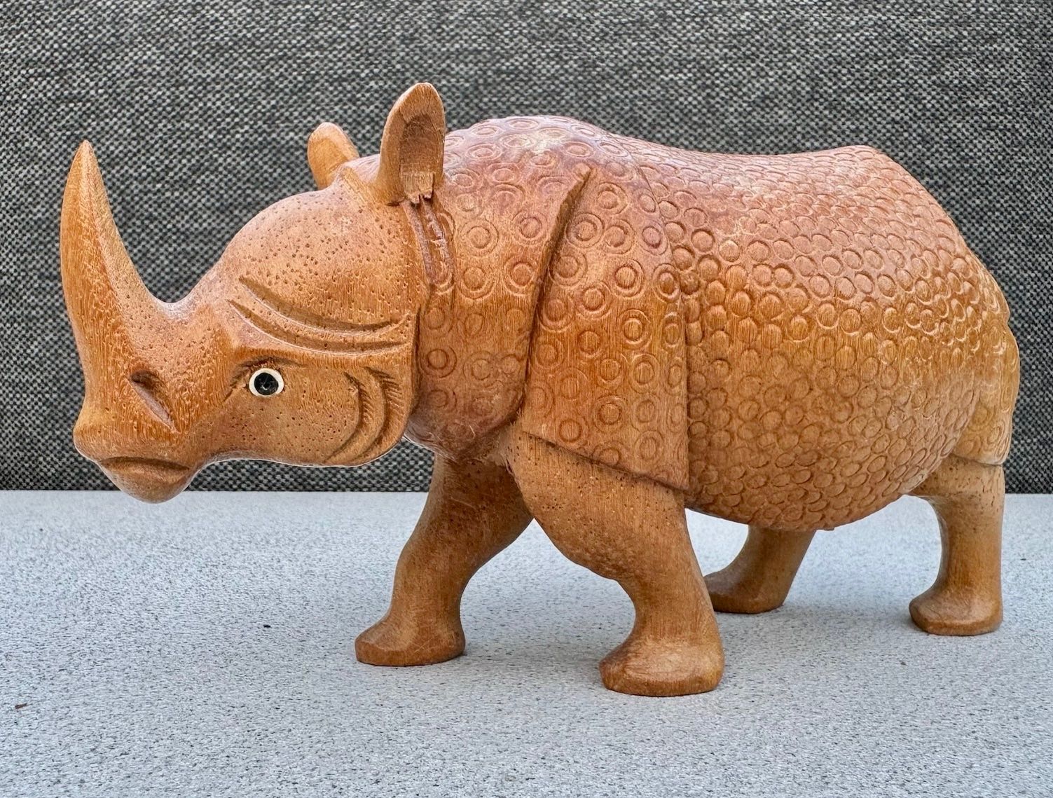 Figuren: Handgeschnitzte Holzfigur eines Nashorns – Gebraucht aus Oberrieden von pet_n2c2