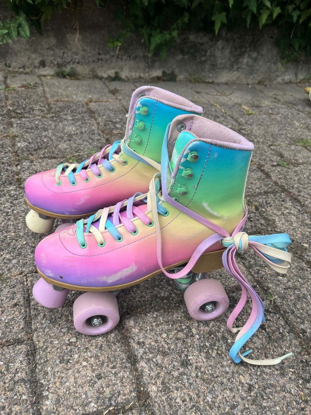 Patins à roul. & inline: Rollschuhe STORY Phoenix Regenbogen  Grösse 39 gebraucht – D'occasion à Männedorf par karinbachmann