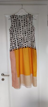 Sommerliches Kleid mit speziellem Punktemuster, Grösse M
