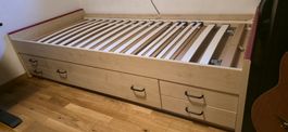 Bett mit Schubladen
