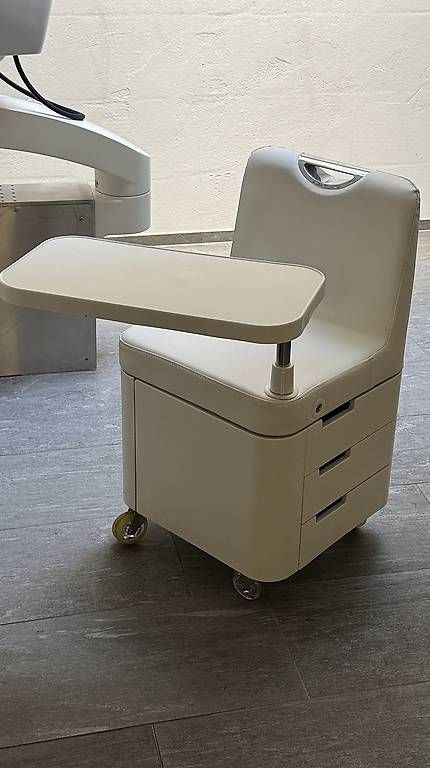 Kosmetik-& Massageliegen: Kosmetikstudio Möbel gebraucht  – Gebraucht aus Zürich von inf_95nf
