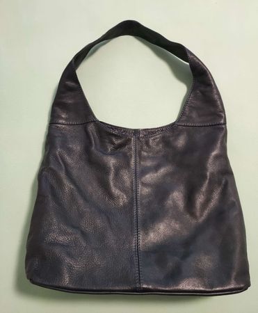 Schicke dunkelblaue Handtasche aus Leder - perfekt für den A