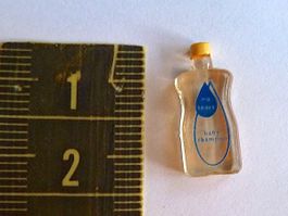 Baby-Shampoo (Attrappe) f/Puppenstuben. Kunstst. Einzelstück