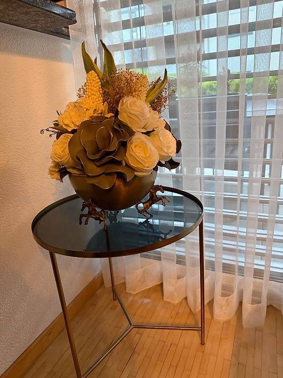 Tavoli: Beistelltisch mit Blumenarrangement – Usato da Biel/Bienne venduto da sar_my6d