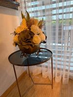 Beistelltisch mit Blumenarrangement