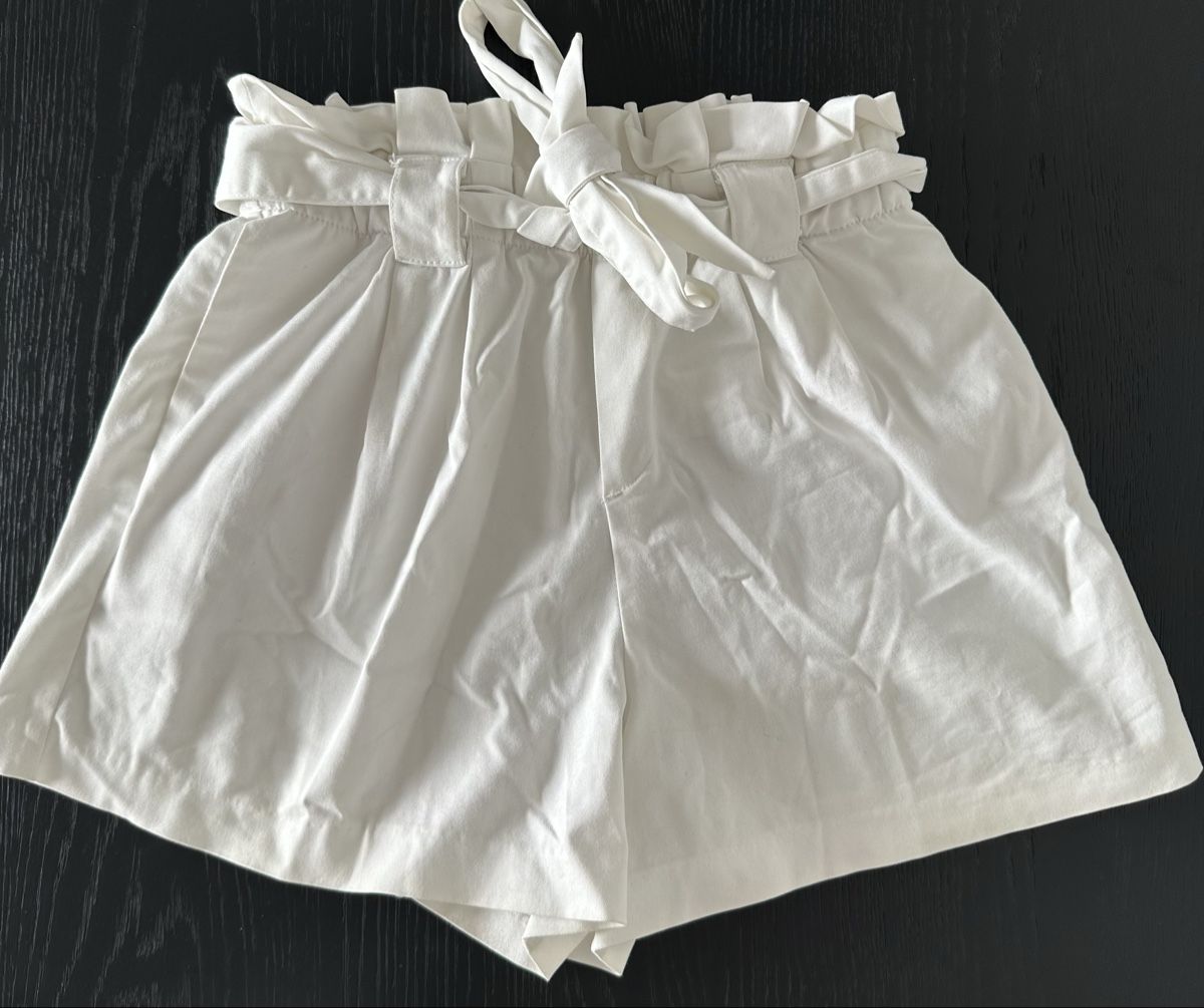 Zara Pantaloni: White Zara Shorts – Usato da Zürich venduto da juz_2t2j