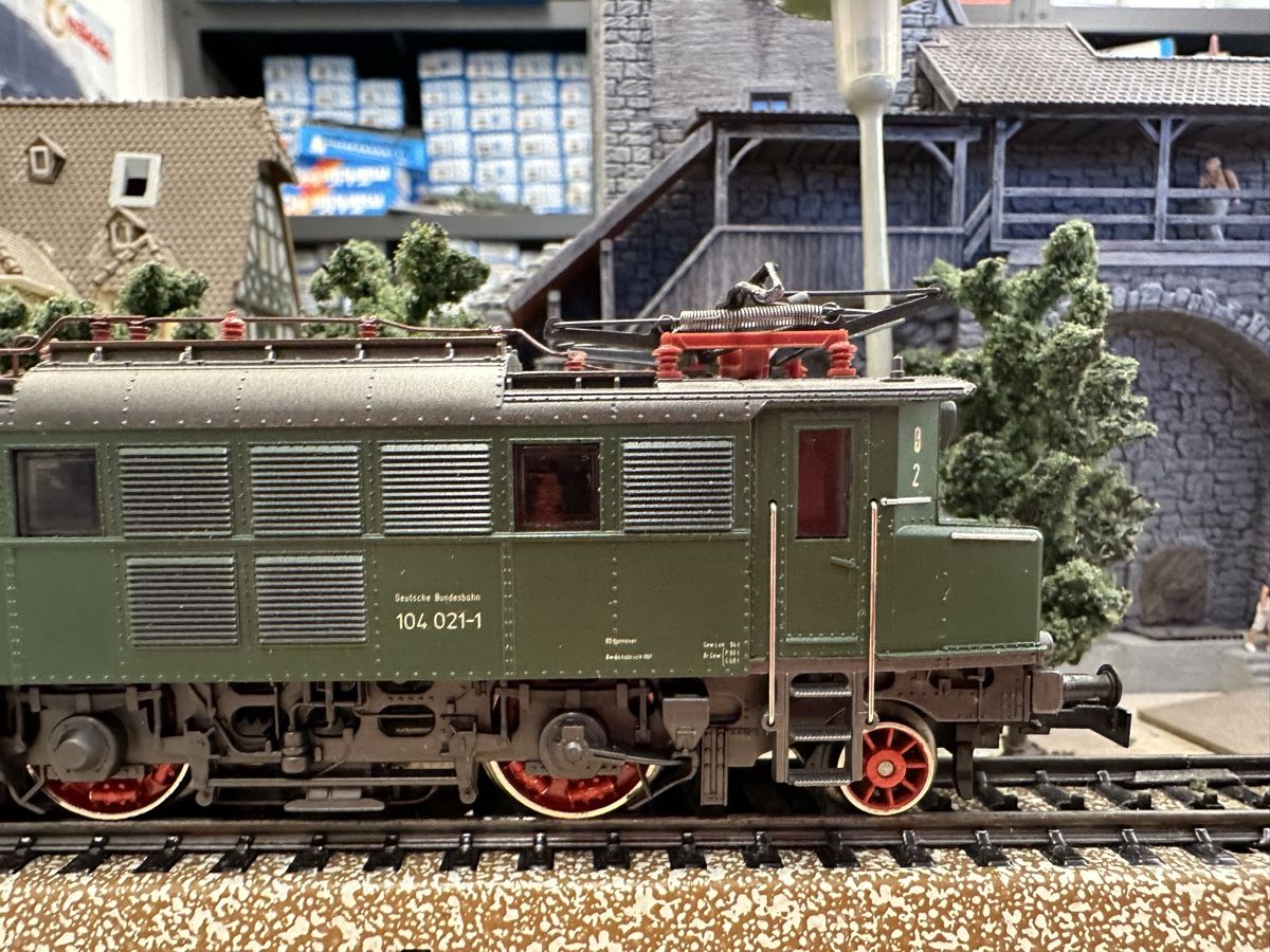 Märklin Modellini di ferrovie: Märklin 3049 DB BR 104 – Usato da Lupsingen venduto da New-Haven 1