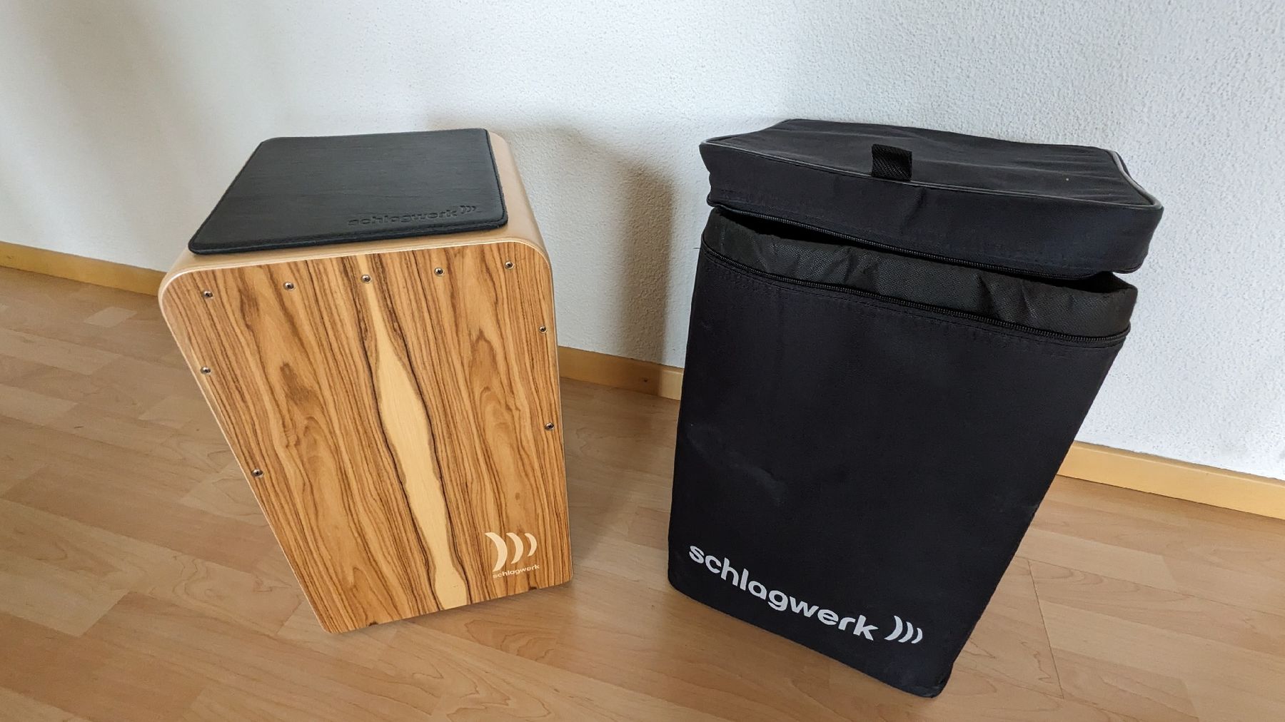 Strumenti musicali: Cajon mit Tasche "Schlagwerk" – Usato da Romanshorn venduto da chaanem